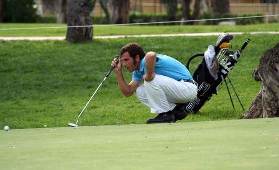 Gabriel Cañizares estudia su putt en el green del hoyo 2 del Parador.