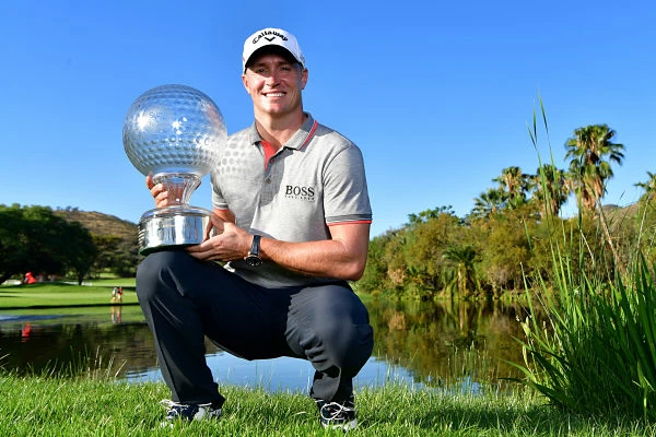 Alex Noren, con el trofeo del Nedbank. © Golffile