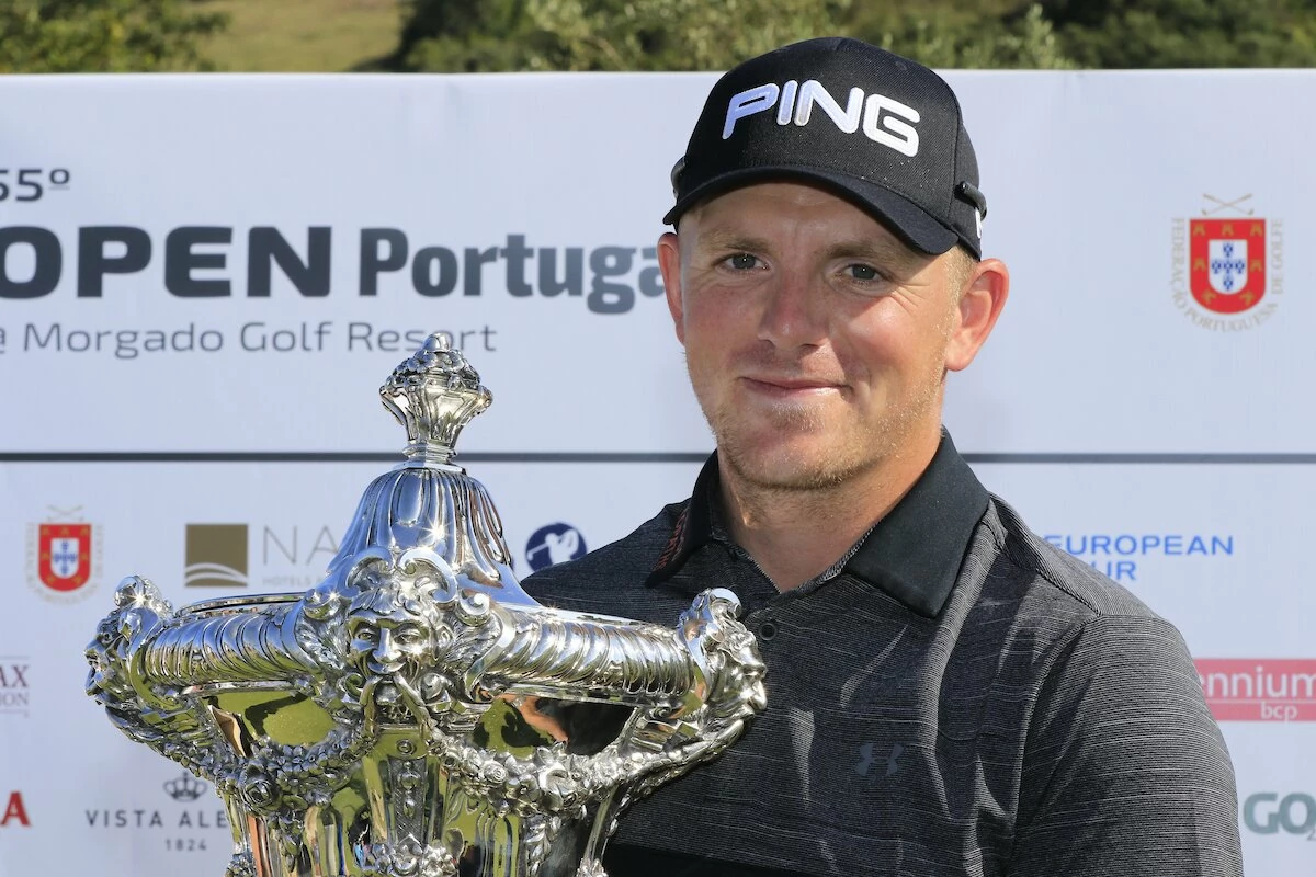 Matt Wallace posa con el trofeo de ganador del Open de Portugal en 2017. © Golffile | Eoin Clarke