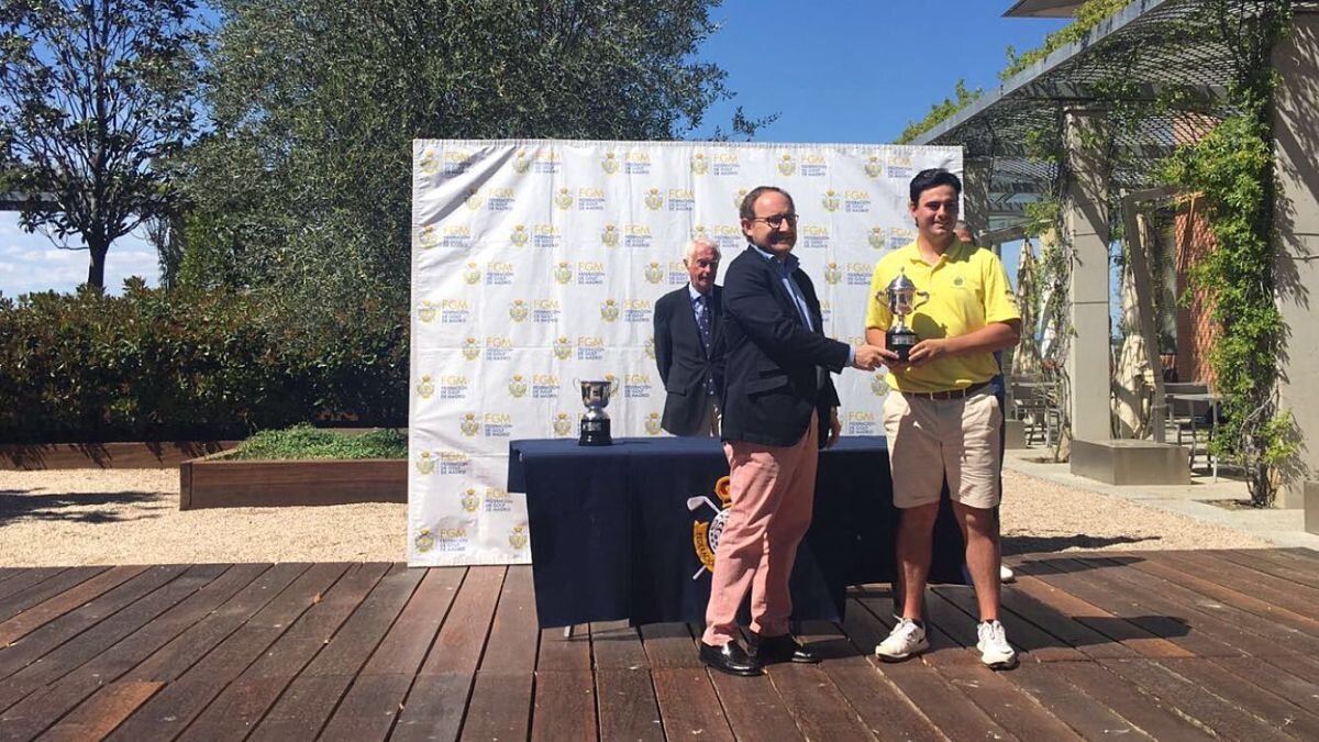 Álvaro Veiga posa con el trofeo de campeón. © Federación de Golf de Asturias.