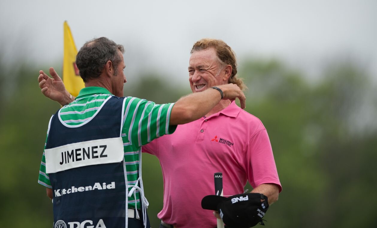 Miguel Ángel Jiménez se abraza a su caddie al final de la ronda. © PGA
