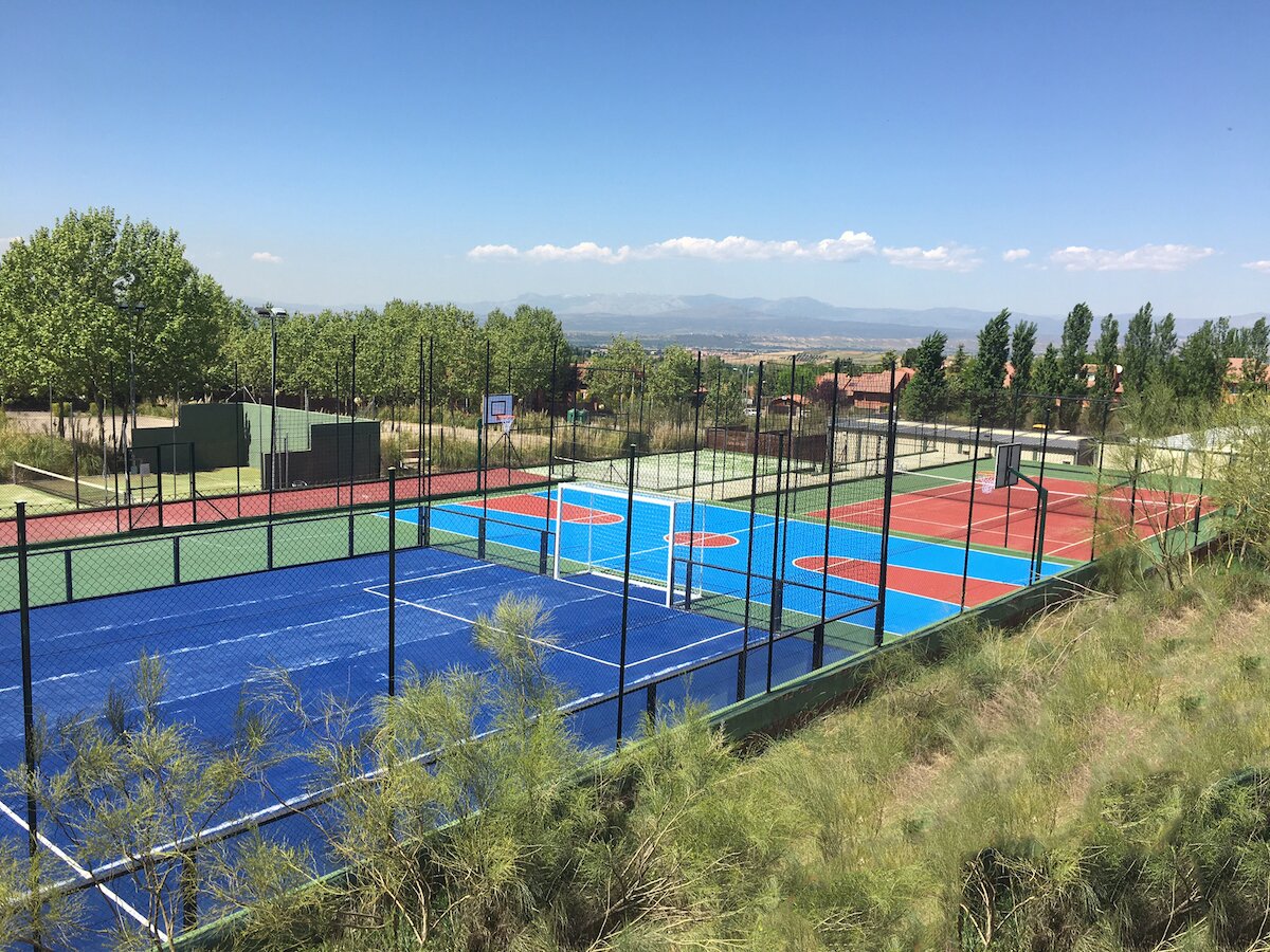 Las renovadas pistas de padel, tenis y polideportivo.