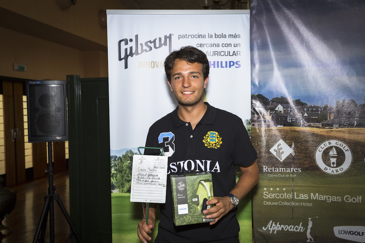 Carlos Domínguez posa con su merecido premio a la bola más cercana cortesía de Gibson. © Hugo Alcalde