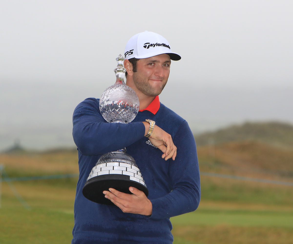 Jon Rahm, abrazado al trofeo de campeón del Irish Open. © Golffile | Thos Caffrey