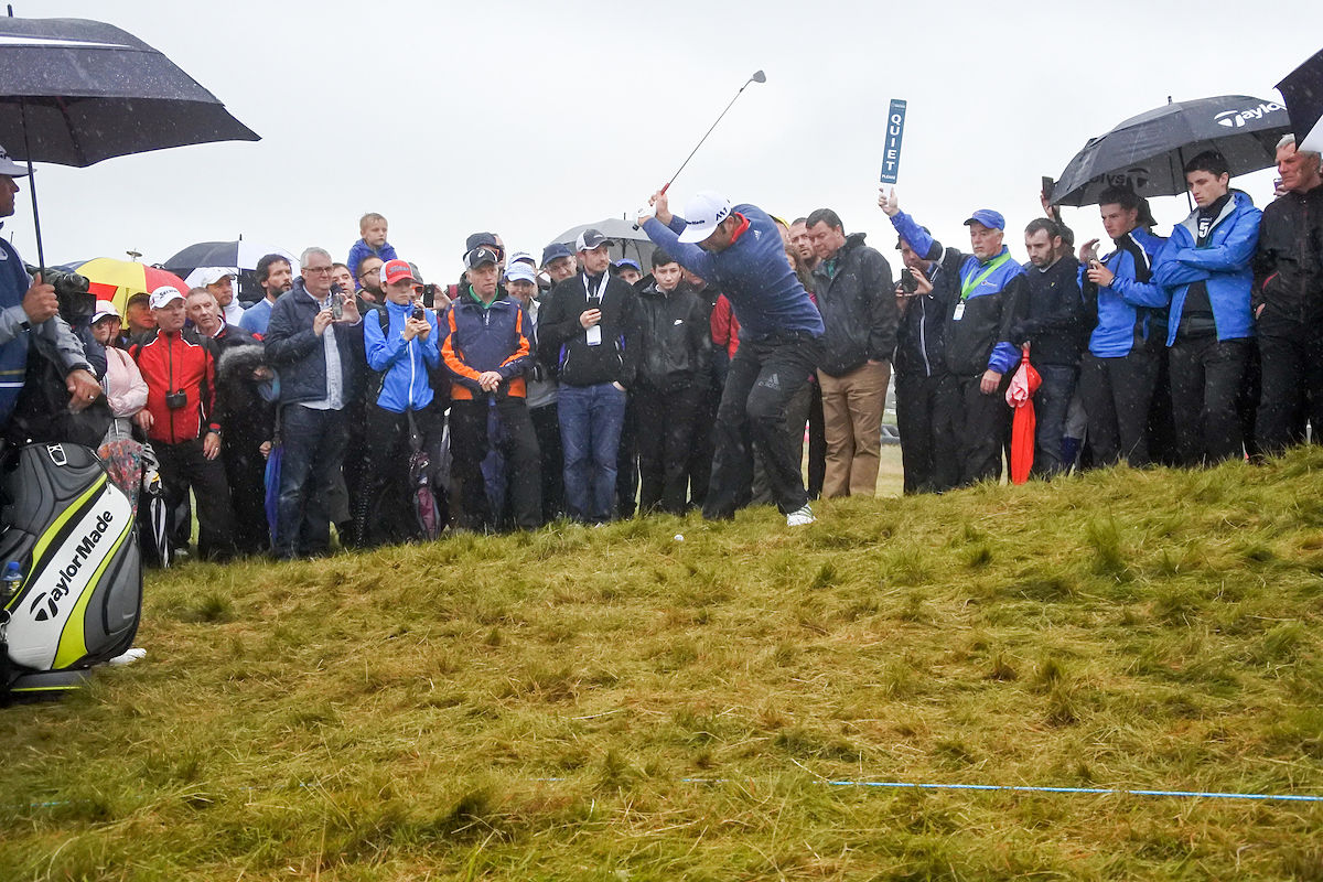 Jon Rahm, desde el rough en la última ronda en Irlanda. © Golffile | Fran Caffrey