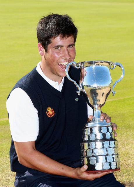 Adrián Otaegui muerde el trofeo de campeón. © RFEG