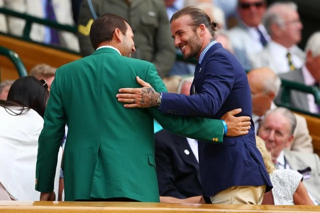 Sergio García saluda a David Beckam en la grada de la pista central de Wimbledon. © Twitter