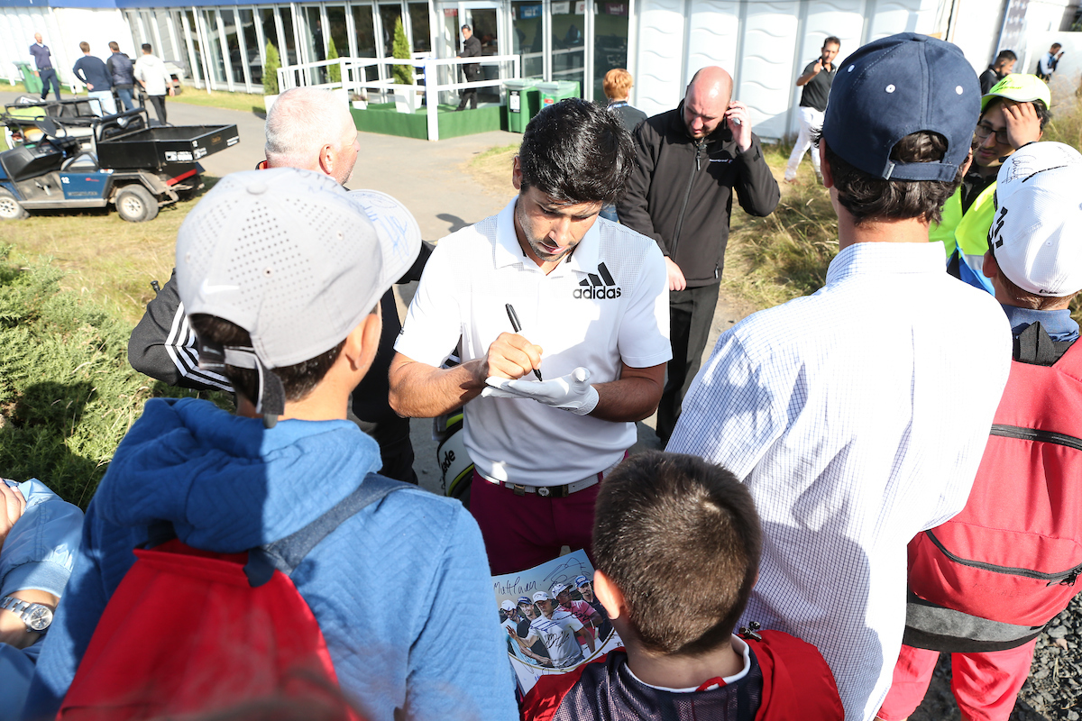 Adrián Otaegui firma autógrafos en el Open de Escocia. © Golffile