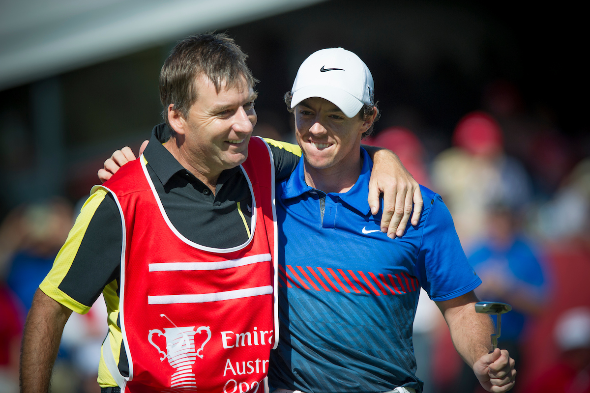 Rory McIIroy y su caddie, J.P.Fitzgearld celebrando la victoria en el Australian Open de 2013. © Golffile | Anthony Powter