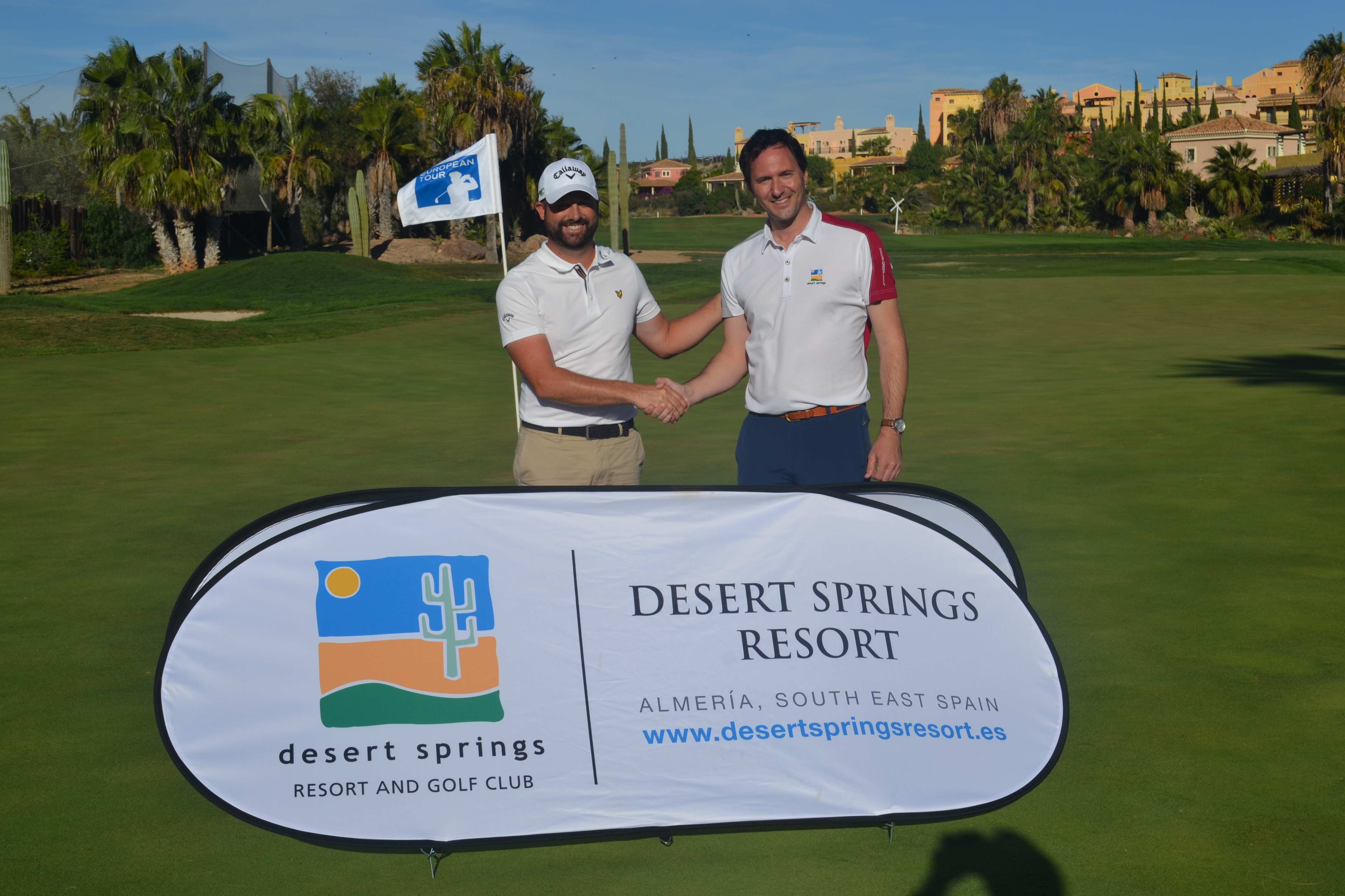 El ganador en Desert Springs, Matthew Baldwin, recibe la felicitación del director del campo de Almería, Alfonso Castiñeira. © Desert Springs