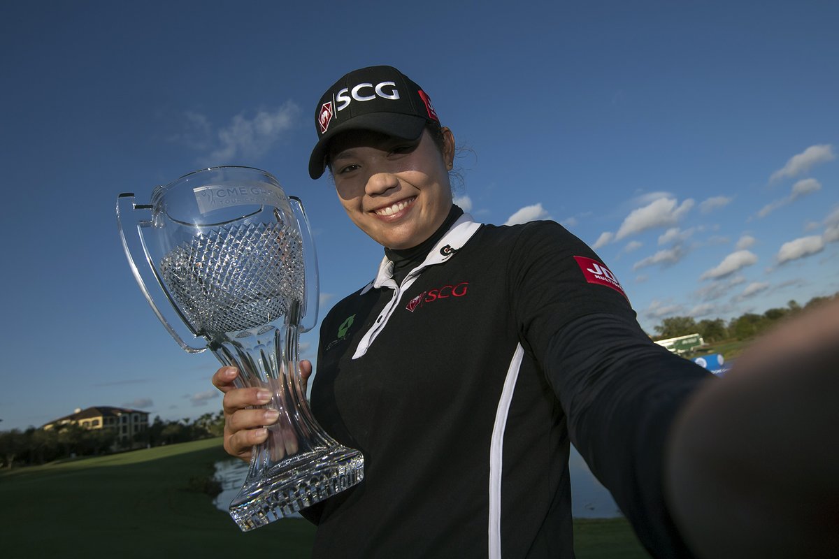 Ariya Jutanugarn posa con el trofeo de campeona del CME Group Tour Championship. © LPGA
