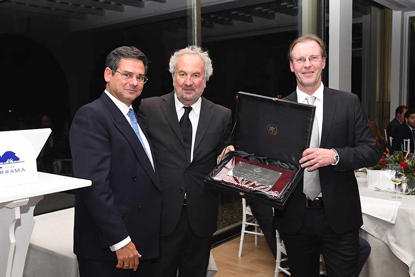 Pablo Mansilla entrega el reconocimiento a Antonio Sánchez, fundador de Andalucía Golf.