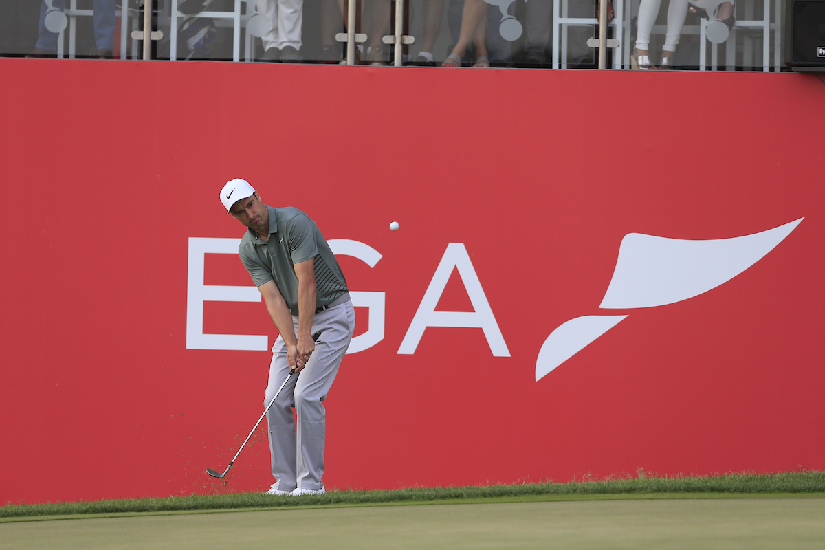 Ross Fisher en el hoyo 18 durante la ronda final en el Abu Dhabi Golf Club. © Golffile | Fran Caffrey
