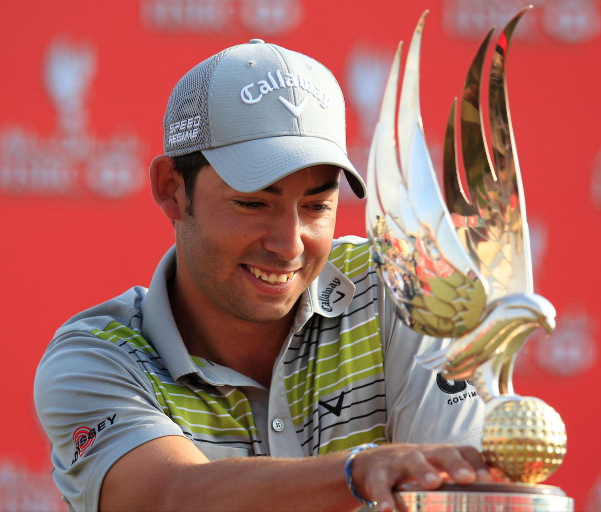 Pablo Larrazábal posa con el trofeo de ganador del Abu Dhabi HSBC Championship 2014. © Golffile | Eoin Clarke