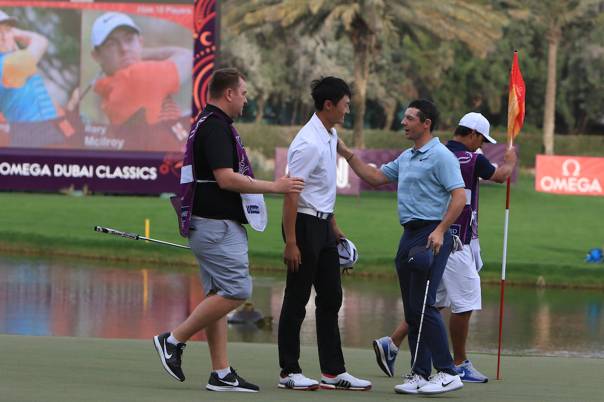 Rory McIlroy felicita al ganador del torneo Haotong Li. © Golffile | Thos Caffrey