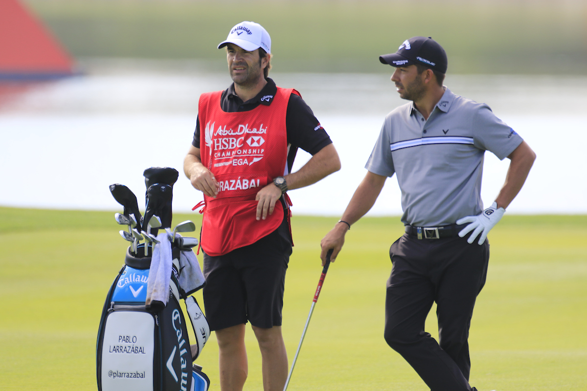 Pablo Larrazábal y su caddie Raúl Quirós durante el Abu Dhabi HSBC Championship. © Golffile | Phil Inglis