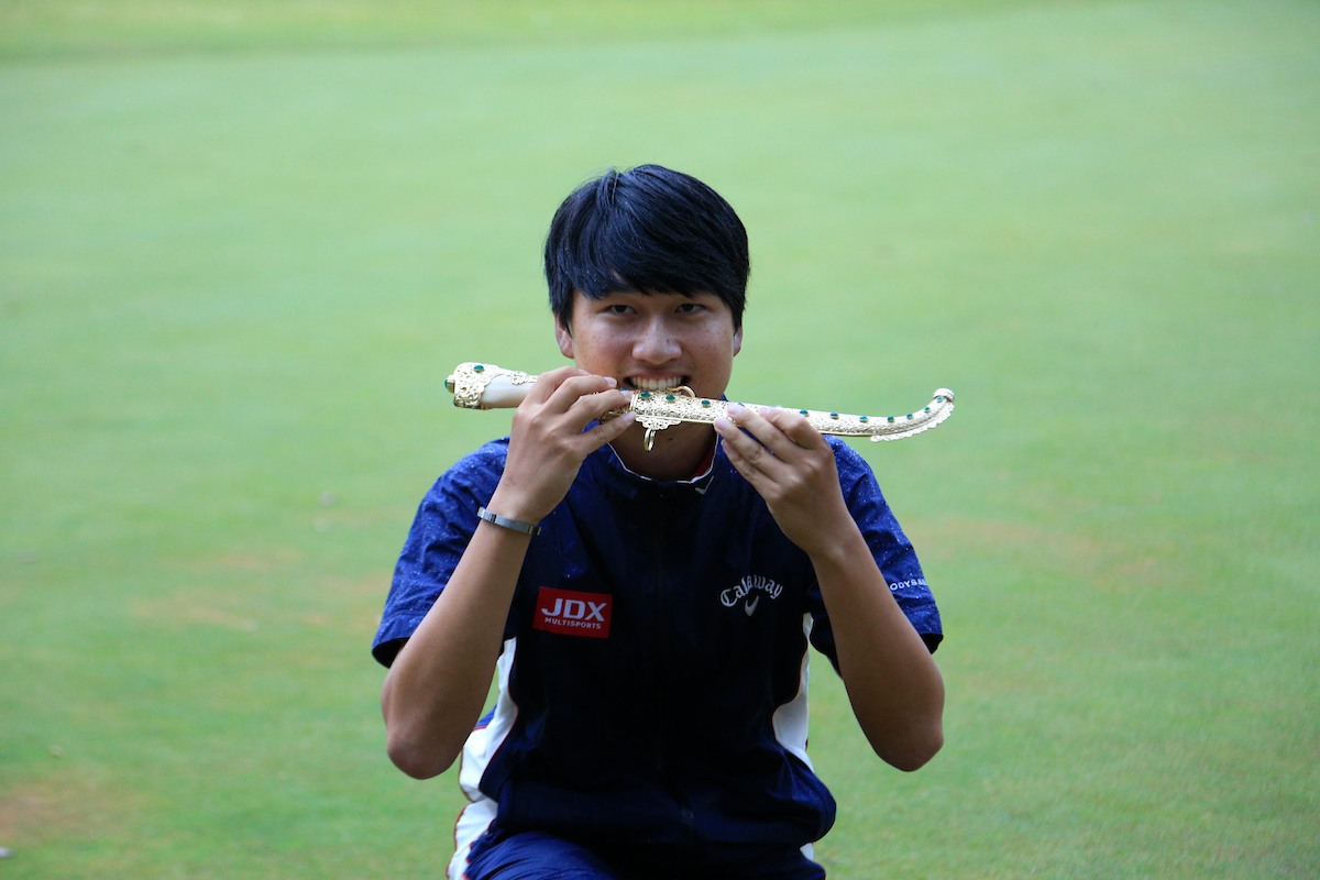 Jeunghun Wang posa con el trofeo de ganador del Hassan II 2016. © Golffile | Phil Inglis