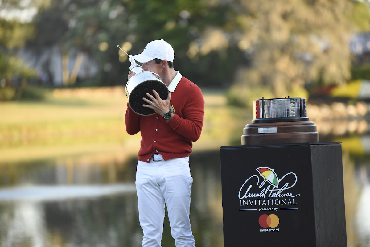 Rory McIlroy en la entrega del trofeo de ganador del Arnold Palmer Invitational. © Golffile | Dalton Hamm