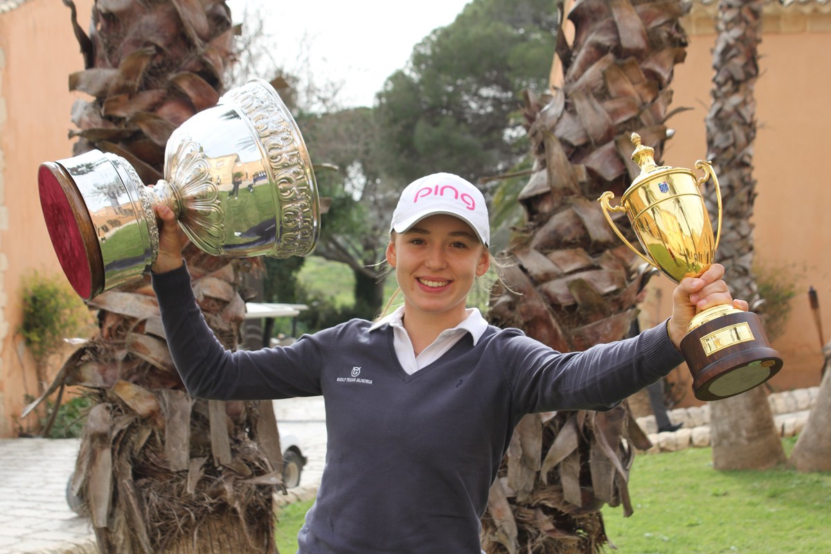 Emma Splitz posa sonriente con los trofeos. © GolfToday