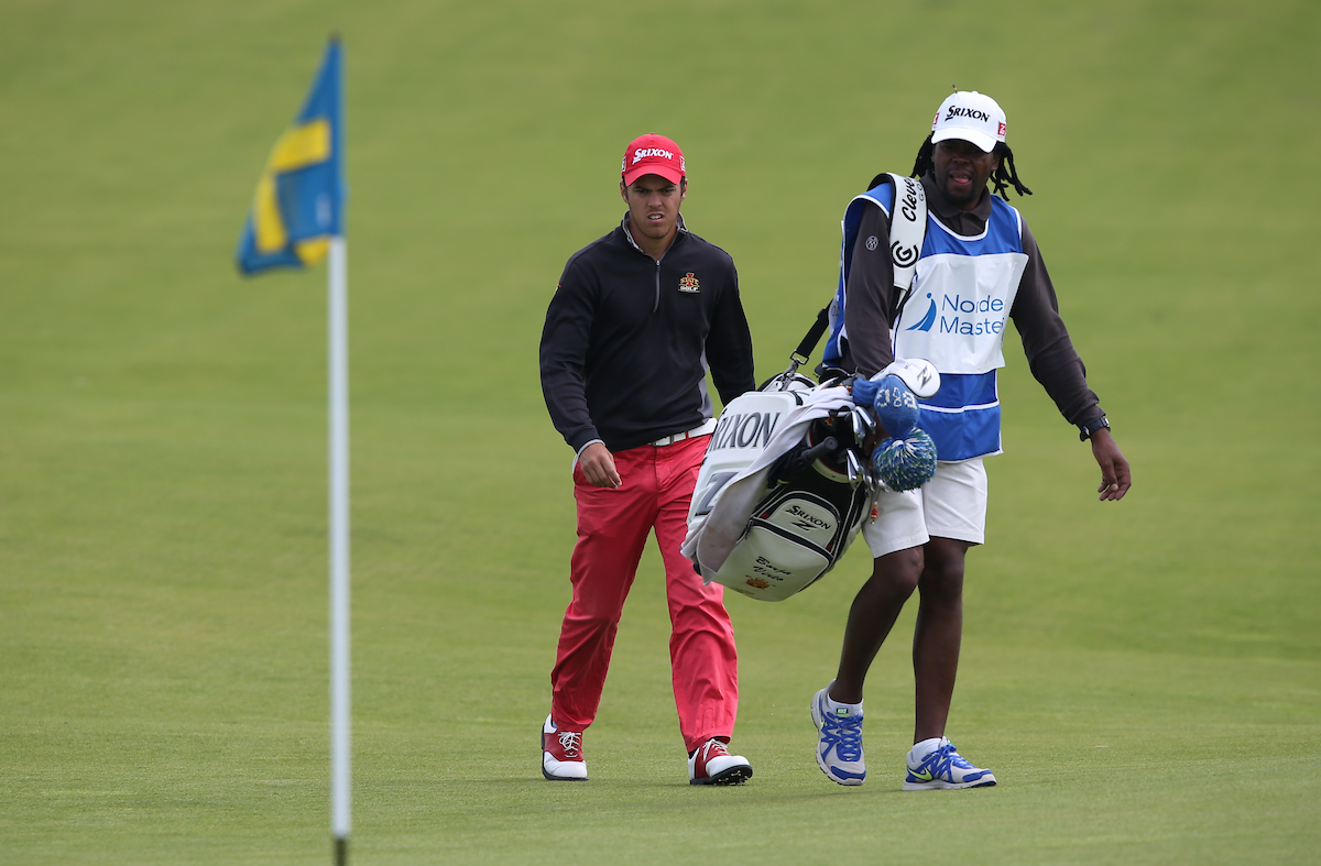 Borja Virto y su caddie Xolani Shandu en 2015. © Golffile | David Lloyd