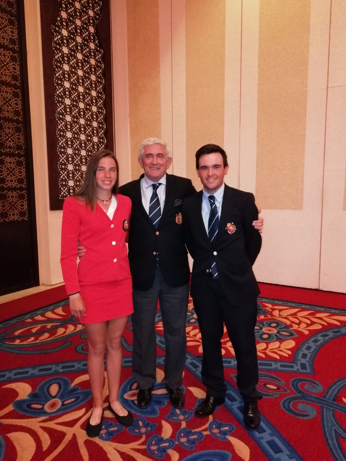 Gonzaga Escauriaza, presidente de la Federación Española de Golf, junto a Blanca y Ángel en Doha.