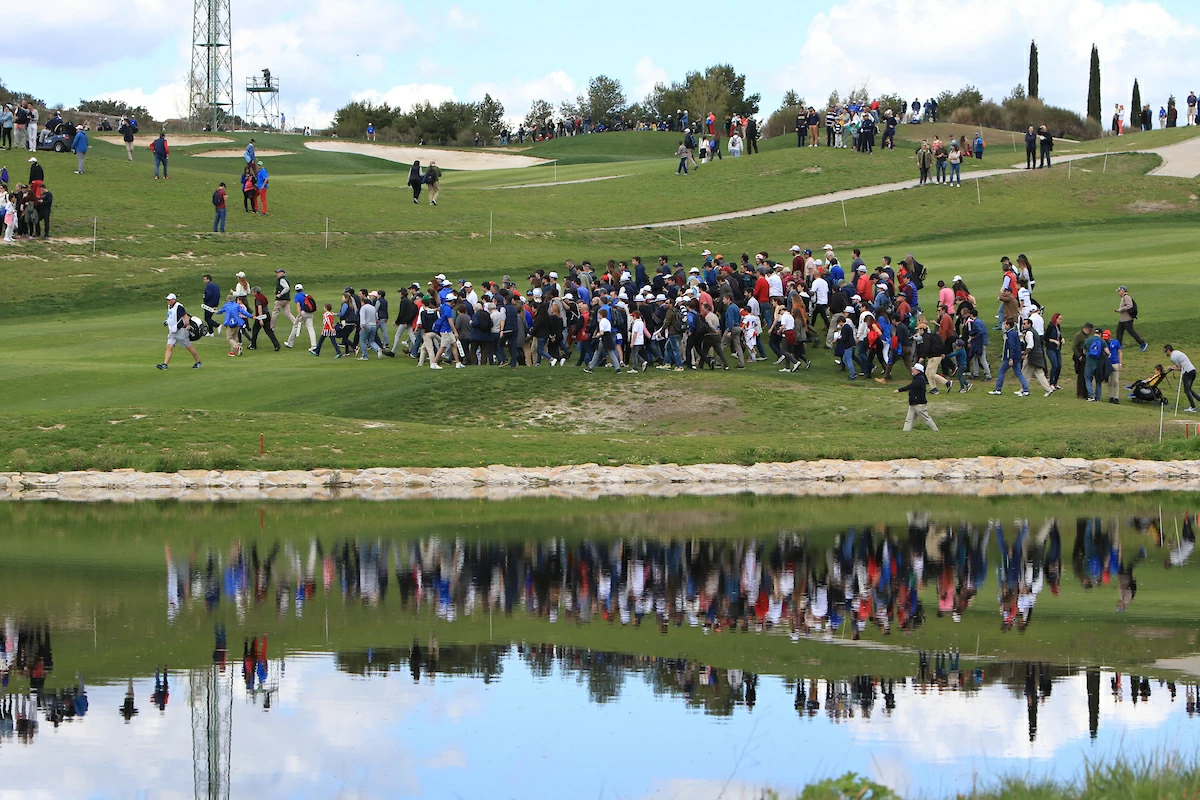Público cruzando el hoyo 12 del Centro Nacional del Golf. © Golffile | Thos Caffrey