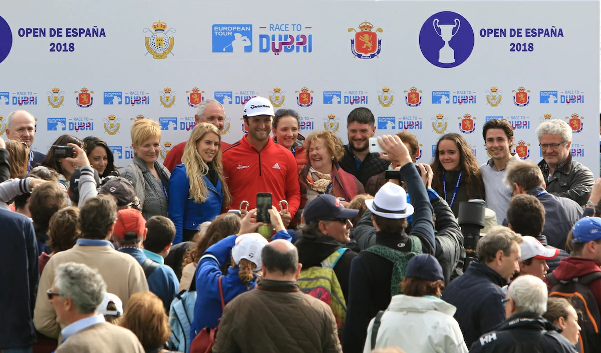 Jon Rahm posa junto a toda su familia tras ganar el Open de España. © Thos Caffrey | Golffile