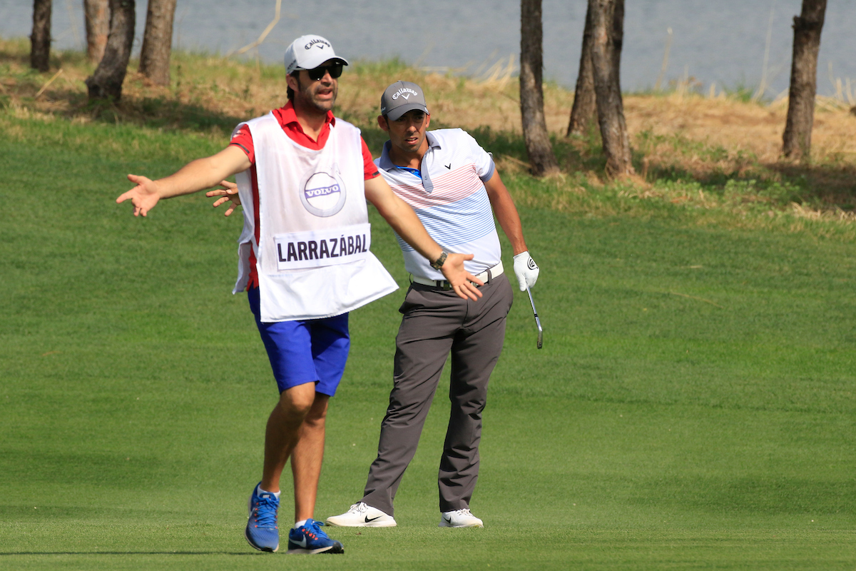 Pablo Larrazábal y su caddie Raúl Quirós en la segunda ronda en Topwin Golf. © Golffile | Phil Inglis