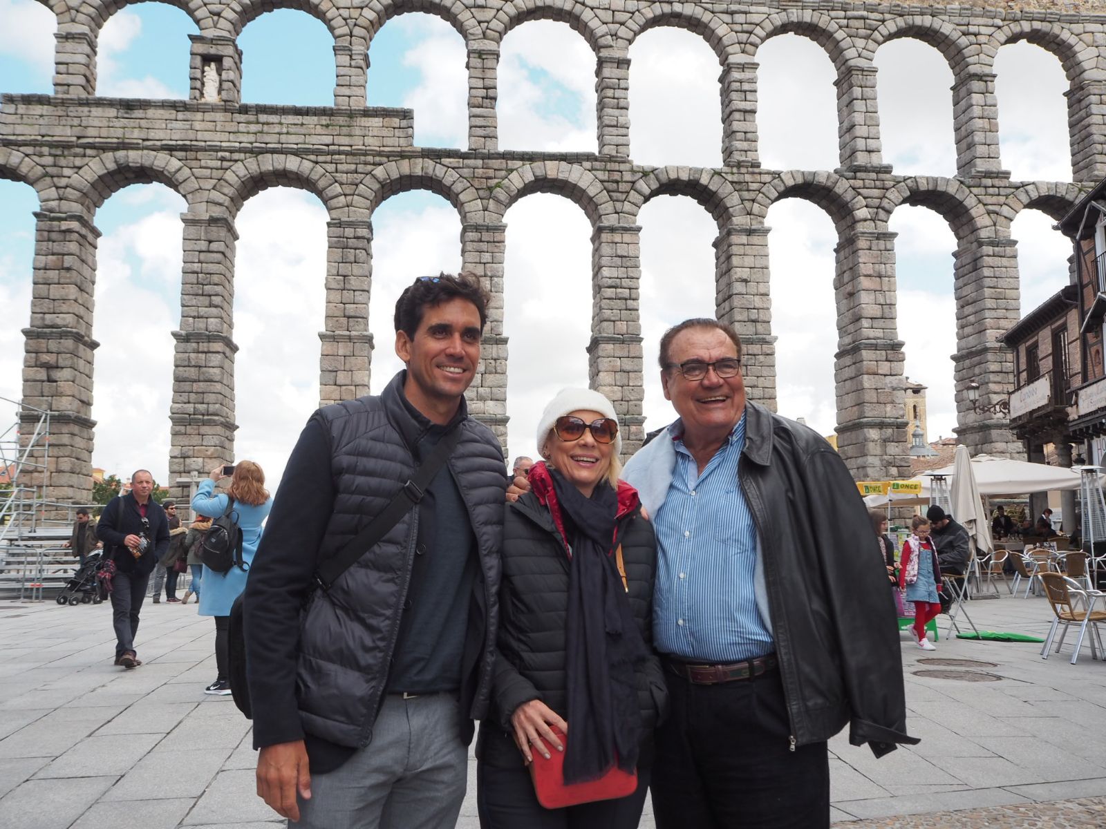 Rafa Cabrera Bello posa junto a sus padres, Rafael y Emma, delante del famoso acueducto de Segovia. © Rafael Cabrera.