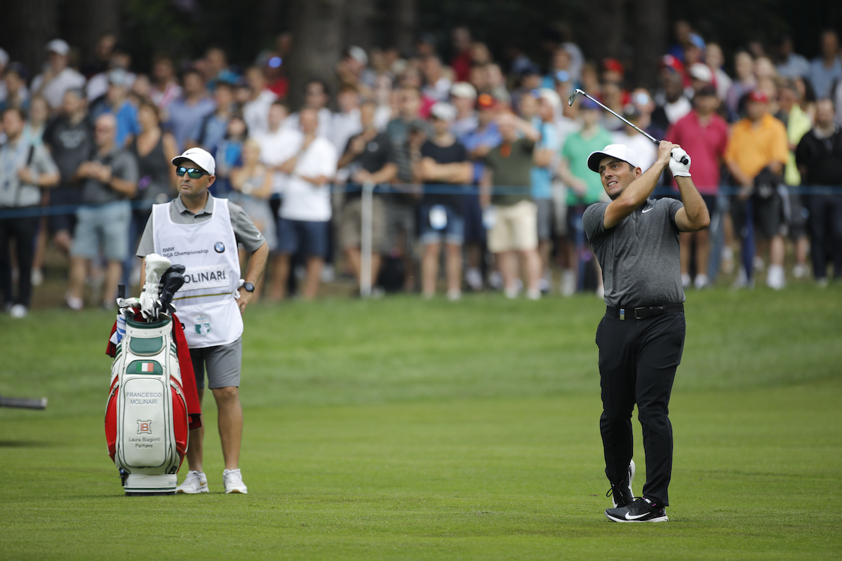 Golpe de Francesco Molinari durante la última vuelta del BMW PGA Championship bajo la atenta mirada de Pello. © Phil Inglis | Golffile