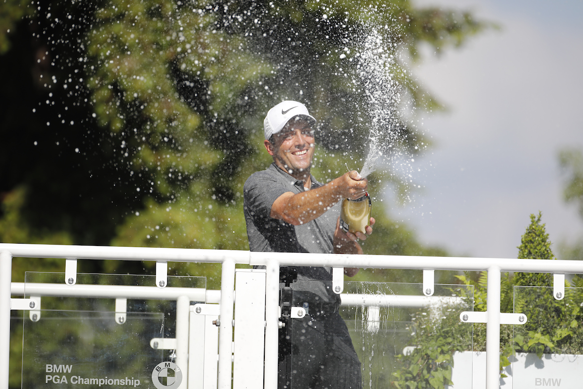 Francesco Molinari riega en champán a los espectadores tras su victoria en Wentworth. © Golffile | Phil Inglis