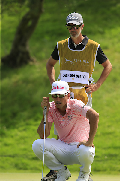Rafa Cabrera Bello y su caddie Colin Byrne. © Golffile | Eoin Clarke