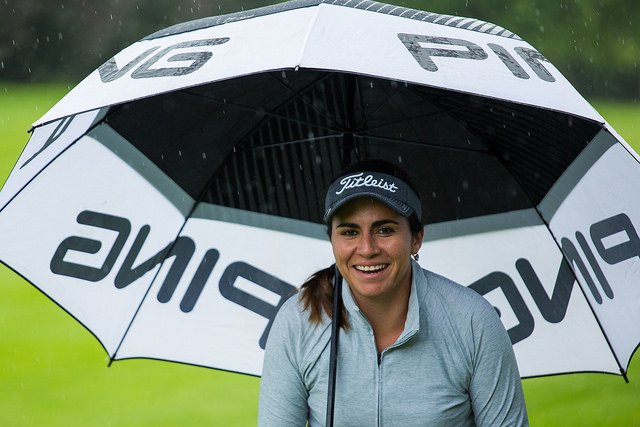 Ana Menéndez se protege de la lluvia durante la primera ronda del Jabra Ladies Open. © Tristan Jones