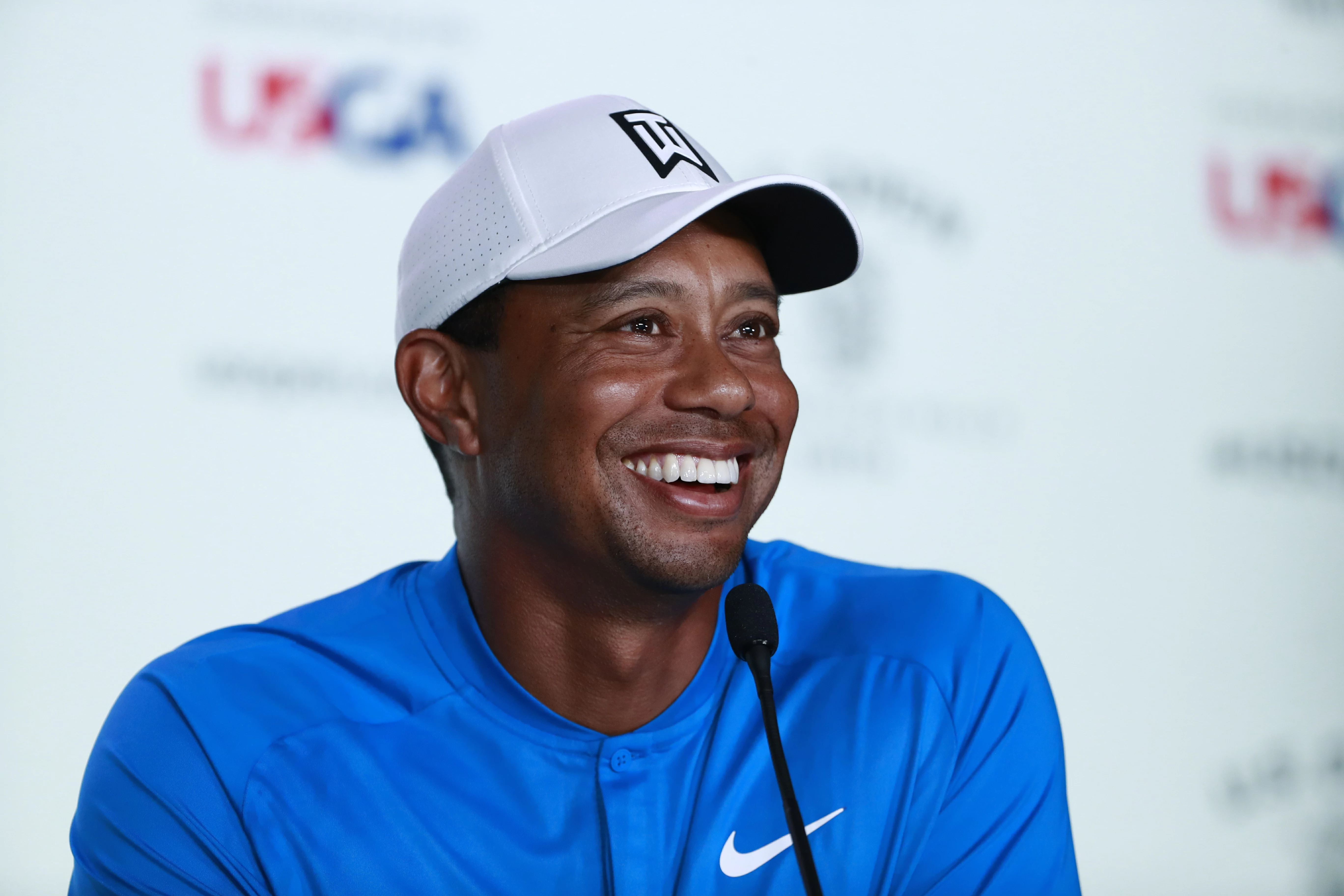 Tiger Woods sonríe ante los medios en el US Open. Copyright USGA/Chris Keane