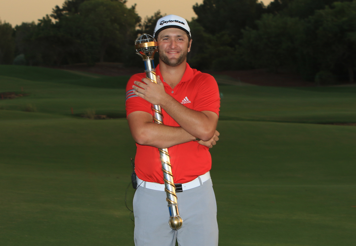 Jon Rahm con el trofeo de ganador de la Final de Dubai. © Golffile | Thos Caffrey