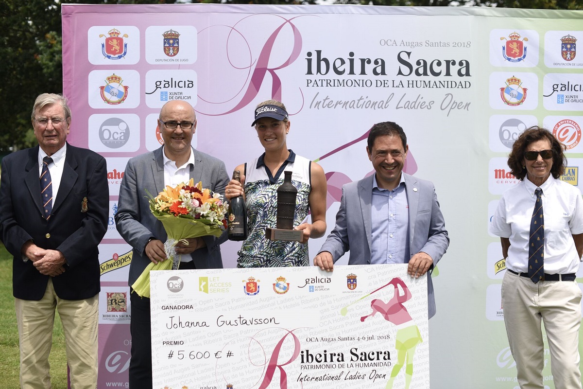 Johanna Gustavsson recibe su premio tras ganar el Ribeira Sacra Open. © Aníbal González