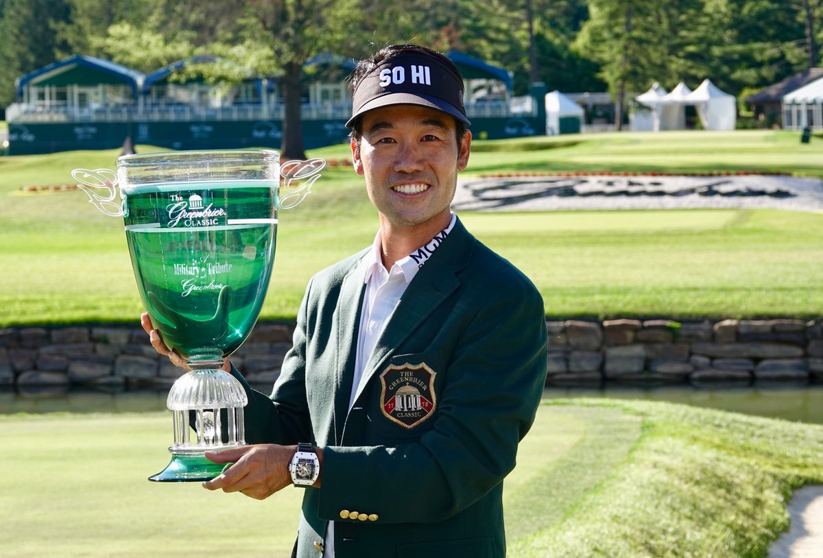 Kevin Na posa con el trofeo de campeón. © PGA Tour