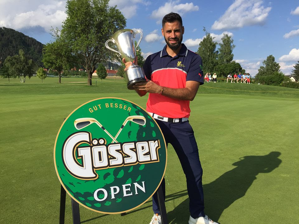 Santiago Tarrío posa con el trofeo de ganador del Gosser Open 2018.
