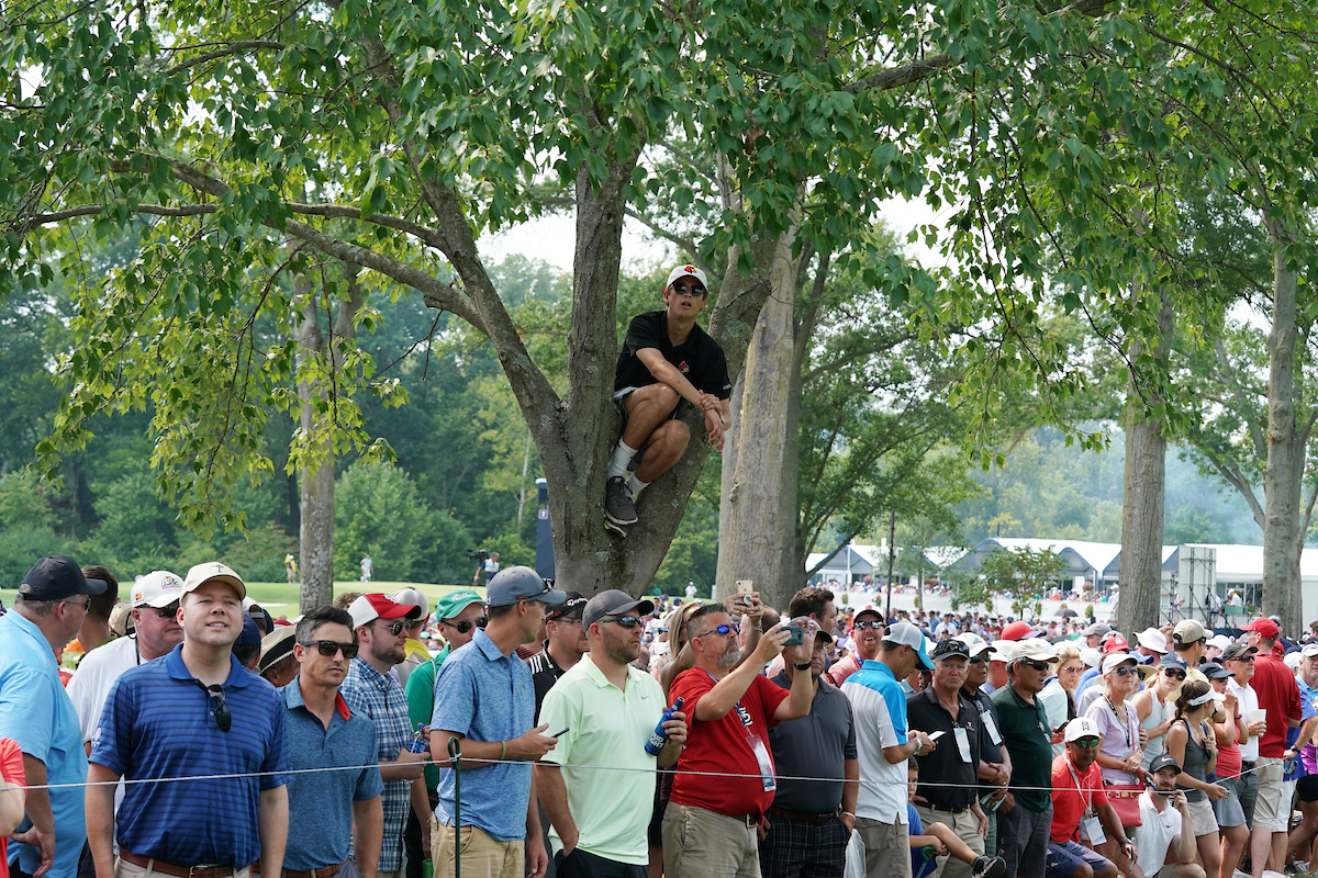 Cualquier ángulo era bueno para seguir la espectacular vuelta de Tiger Woods ayer en el PGA. © Golffile | Brian Spurlock