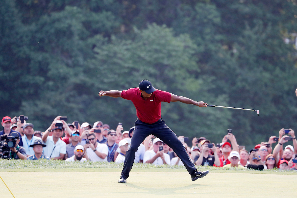 Tiger Woods celebra por todo lo alto el putt de birdie en el hoyo 18. © Golffile | Brian Spurlock