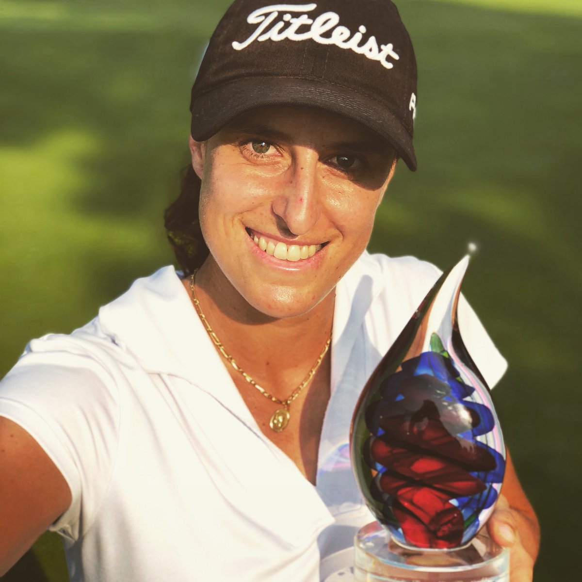 Selfie de Marta Sanz con el trofeo.
