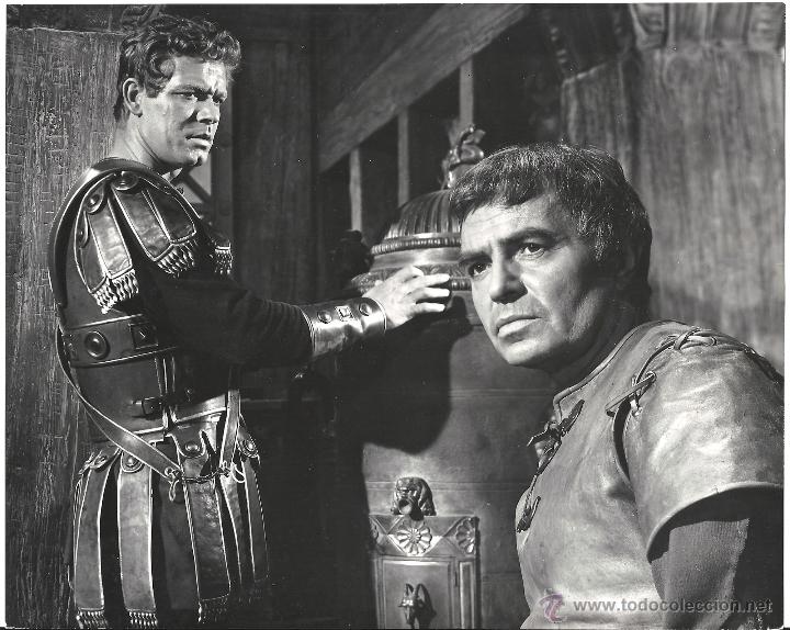 Stephen Boyd junto a James Mason en una escena de La Caída del Imperio Romano.