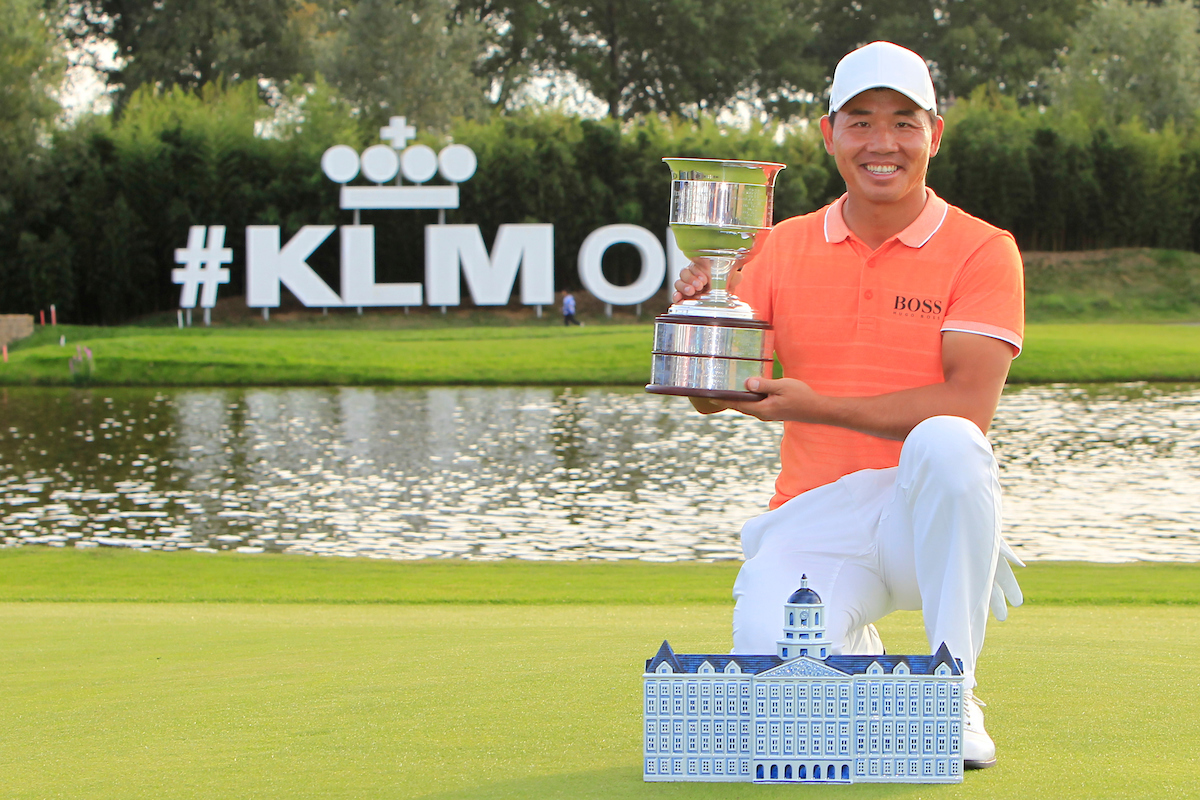 Ashun Wu posa con el trofeo de ganador del KLM Open. © Golffile | Thos Caffrey