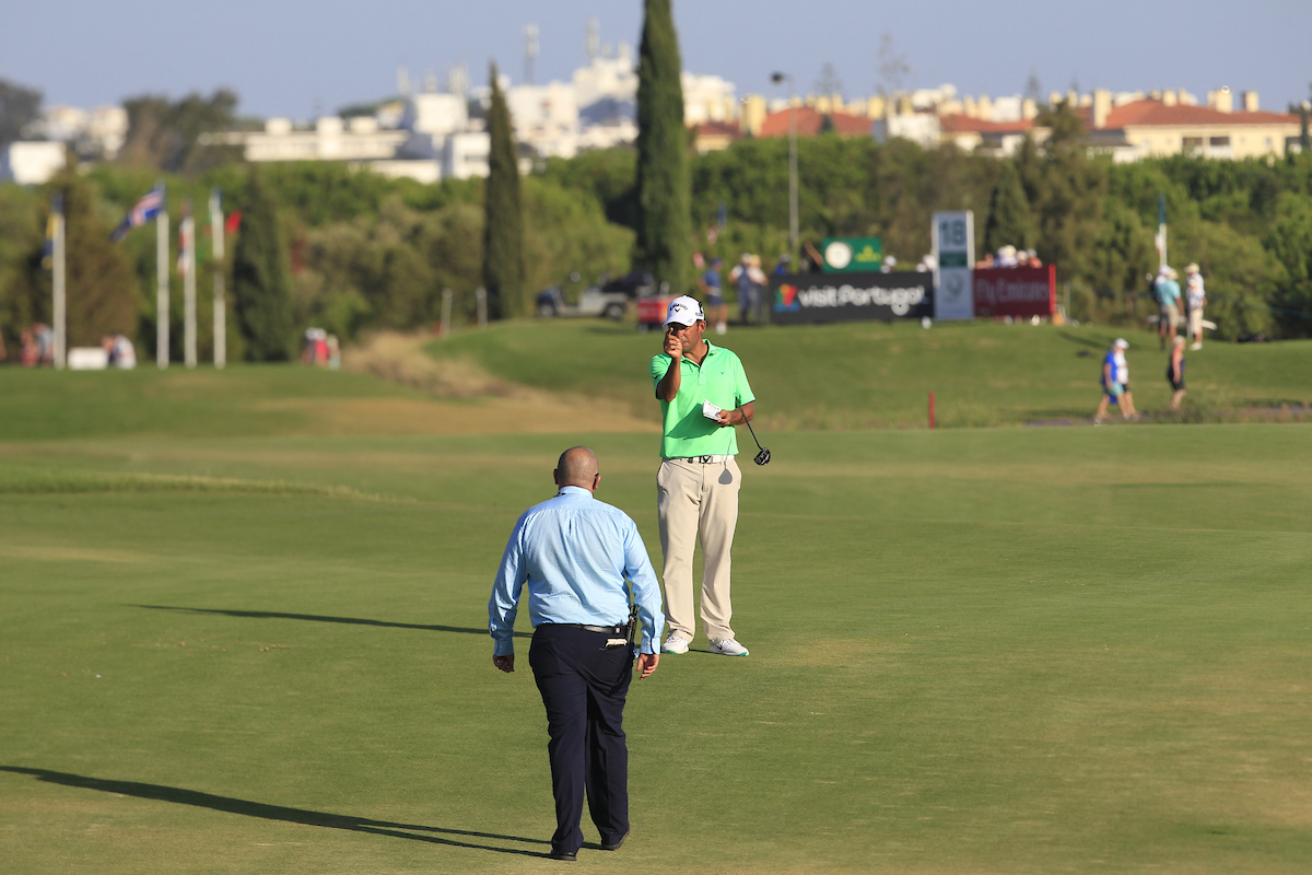 Pablo Larrazábal dialoga con el árbitro. © Golffile | Thos Caffrey