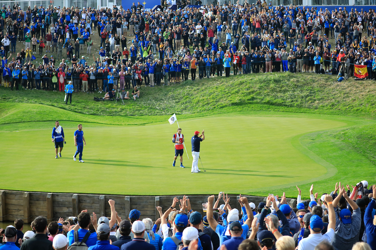 Patrick Reed aplaudiendo al público el domingo en el Golf National. © Golffile | Phil Inglis