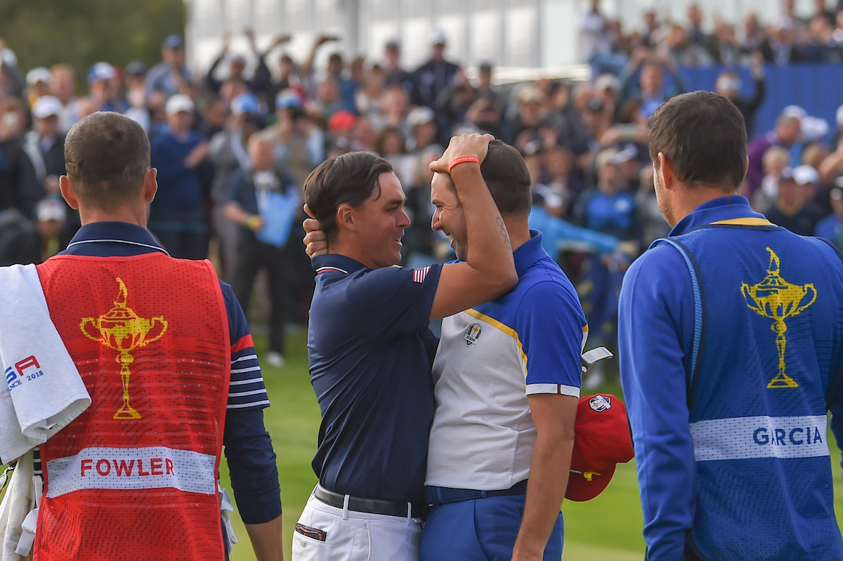 Sergio García recibe el cariñoso abrazo de Rickie Fowler tras el individual. © Golffile | Ken Murray