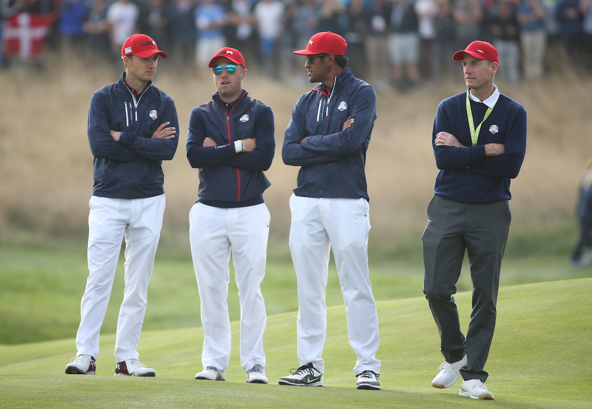 Jim Furyk con parte del equipo estadounidense el domingo en el Golf National. © Golffile | David Lloyd