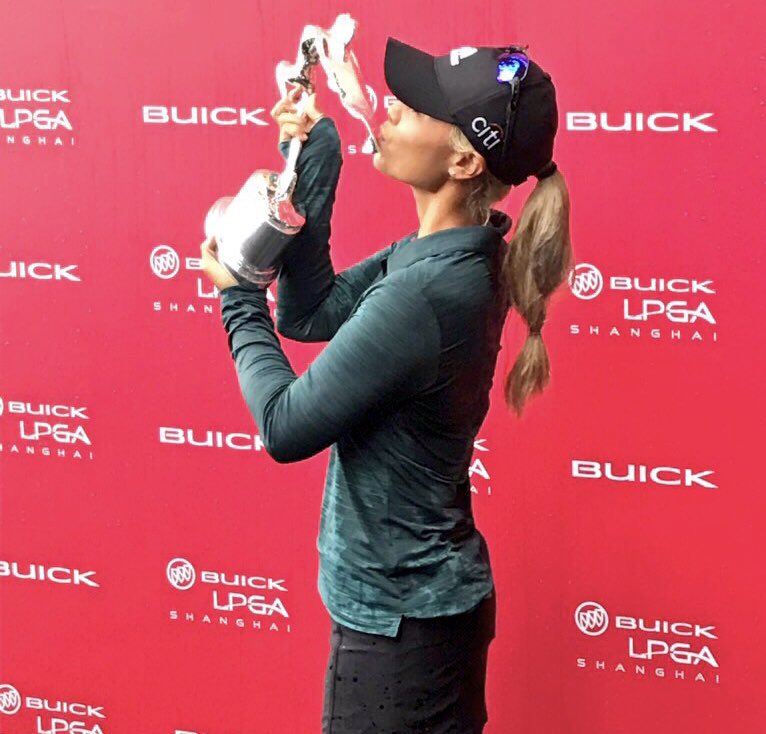 Danielle Kang posa con el trofeo de campeona en China. © LPGA