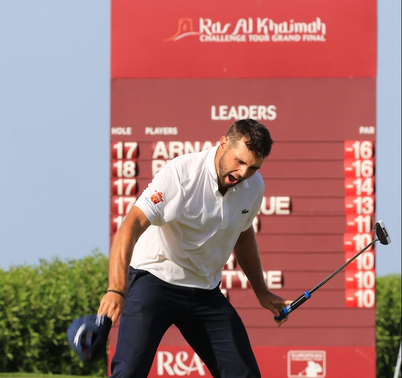 Adri Arnaus en el hoyo 18 del Al Hamra Golf Club el pasado sábado. © Golffile | Phil Inglis