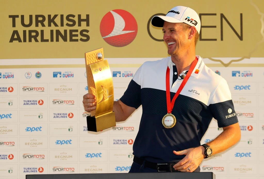 Justin Rose posa con el trofeo de ganador del Turkish Airlines Open. © Twitter European Tour